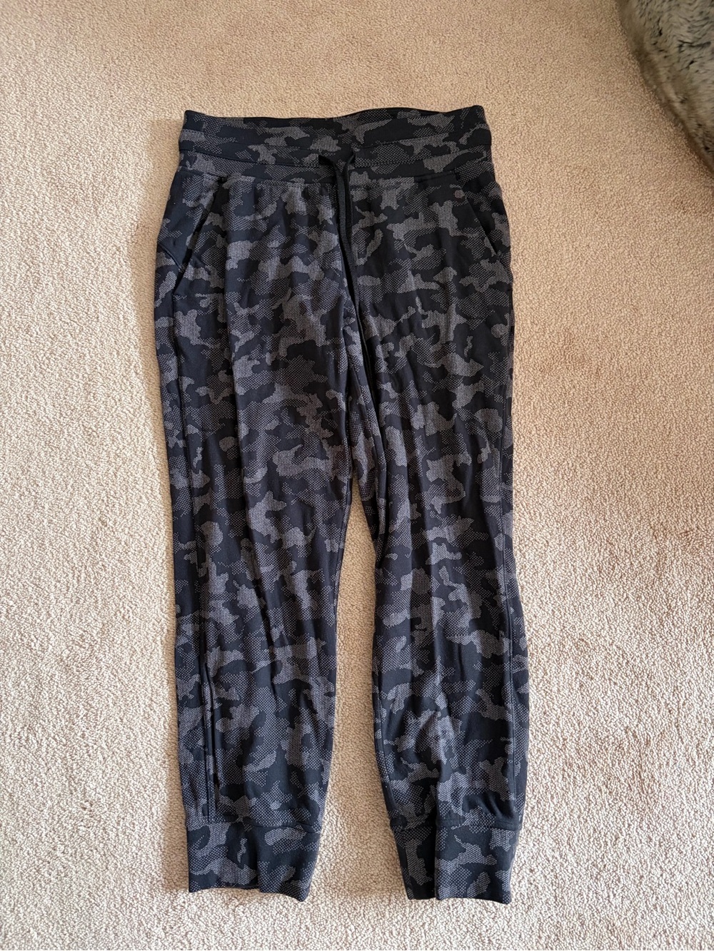 Women’s lululemon sweatpants size 2 or 4 not sure.